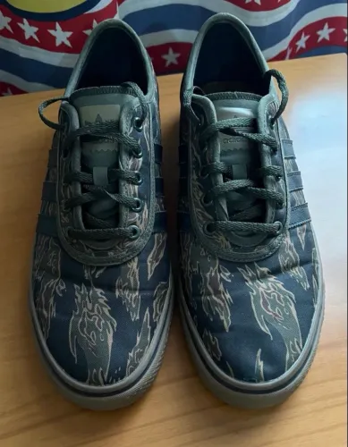 Tênis Adidas original estampado - estilo skate - ótimo estado