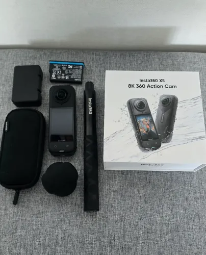 Câmera Insta360 X5 com acessórios originais