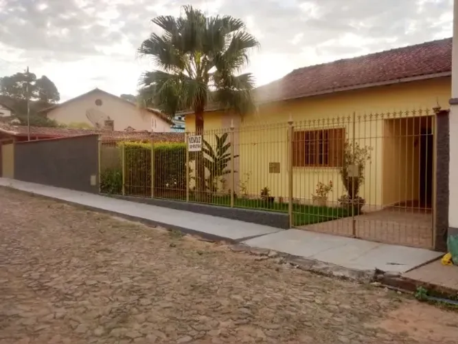 Casa com piscina em Bicas.