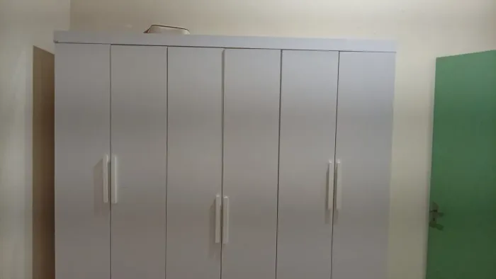Vende-se esse guarda-roupa seminovo.