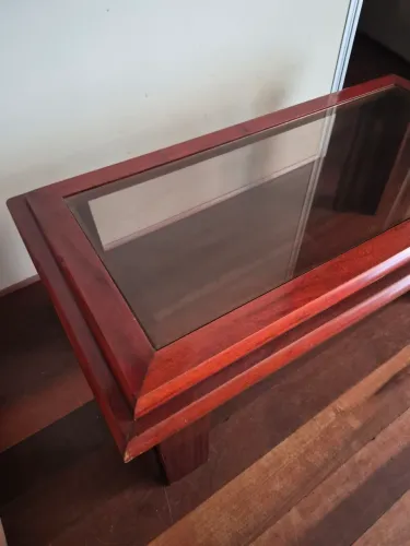 Mesa com tampo de vidro