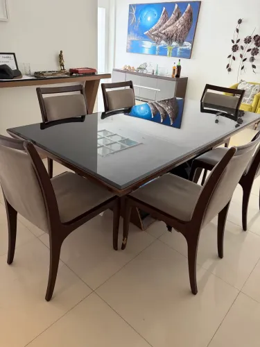 Mesa e cadeiras