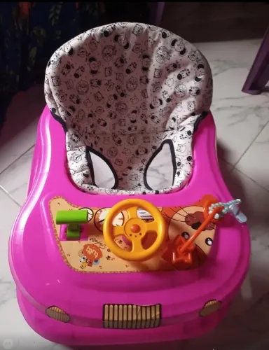 Andador de menina seminovo