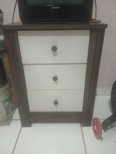 Mesa de cabeceira com gavetas