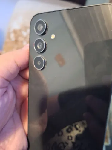 Celular semi novo sem marcas de uso,bateria perfeita frente e traz em vidro.