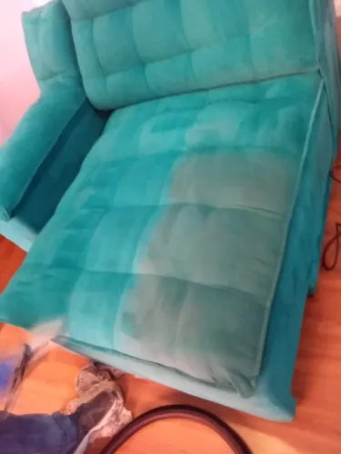 Técnico para limpeza de sofá
