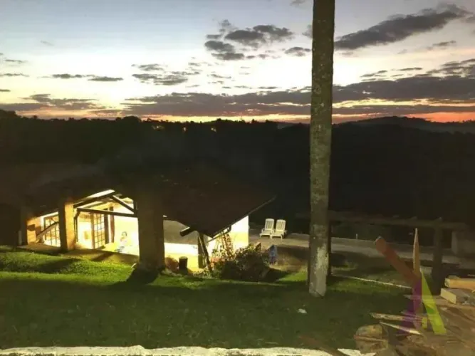 Chácara com Vista para Montanhas em Condomínio Fechado em São Roque!