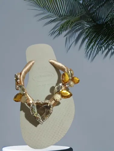 Sandália Luxo Pedraria em coração dourado da lojinha @lumipedraria