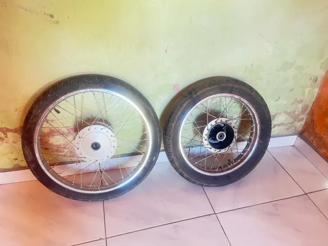 Duas rodas e dois pneus da pop 110/2025 original