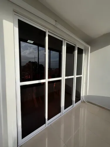 Portas de alumínio com vidros . Cor branca . 