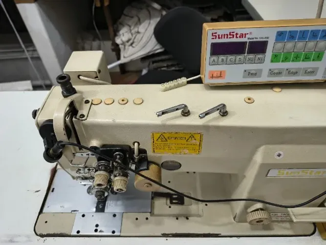 MAQUINA DE COSTURA PESPONTADEIRA AUTOMATICA SUNSTAR KM-750 BL