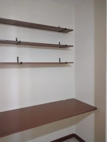 Mesa com prateleiras de madeira