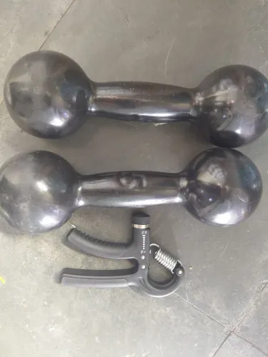 Par de Halteres 5kg cada e hand grip ajustável.