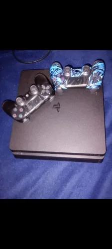 Vendo Ps4 slim com 3 controles