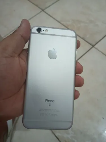 Vendo iPhone 6s 32gb de memória saúde da bateria 62% celular todo original só pega e usar