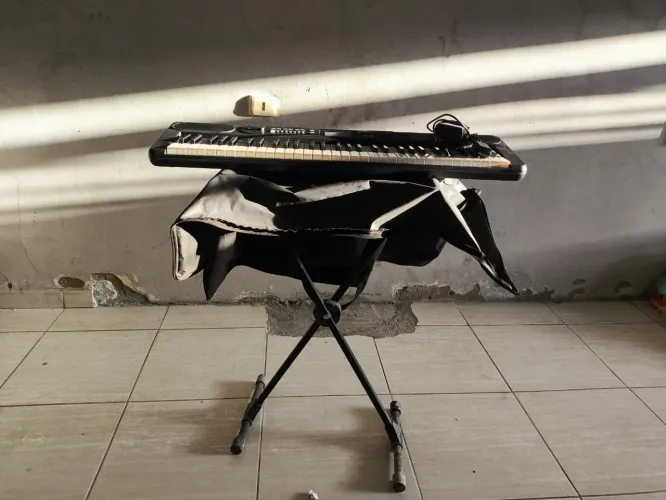 Vendo um teclado semi novo. Com capa, pedal, carregador, suporte e caixa