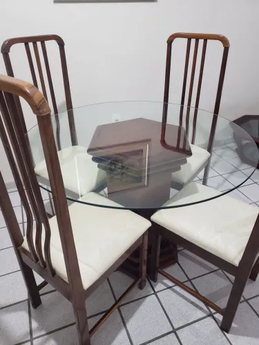 Mesa de tampo de vidro Sala c/ 4 cadeiras almofadadas