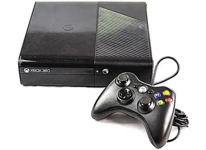 Xbox 360 super slim com +2 controles, + 3 jogos
