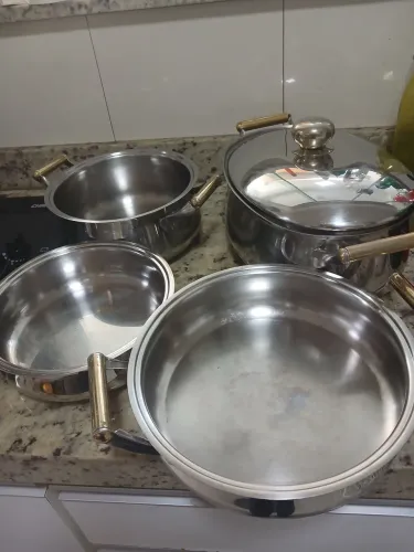Jogo com 4 panelas de inox Italianas, pegador banhado a ouro