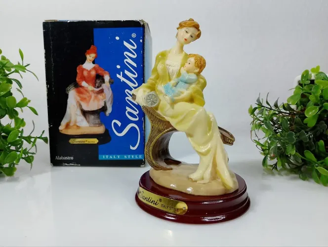 Estatueta em Resina Mãe e Bebê.