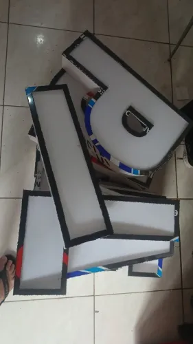Letras 3D e placa publicitária 