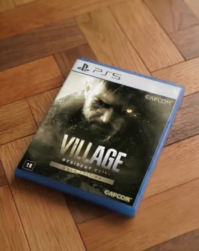 Jogo Resident Evil Village Gold Edition PS5 Midia Fisica