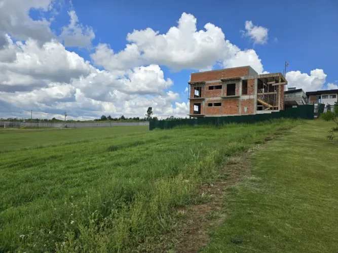 Excelente terreno à venda de 783,50m² no condomínio Serras Altas Golf Estate em Poços de C