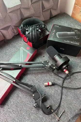Microfone dinâmico k688, suporte e fone de brinde.