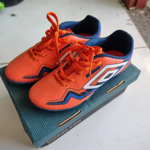 Chuteira Umbro 34