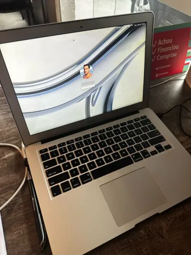MacBook Air 13 | Intel Core i7 | 4 GB RAM | 256gb SSD