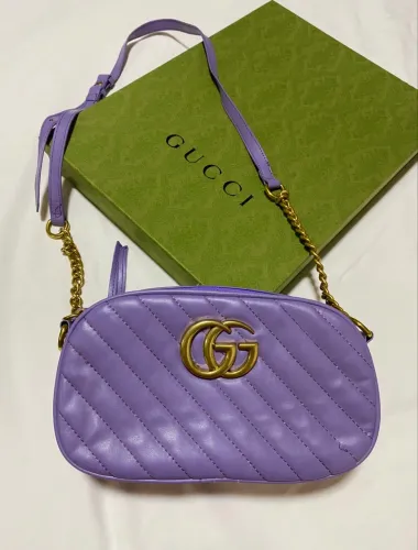 Bolsa lilás Gucci