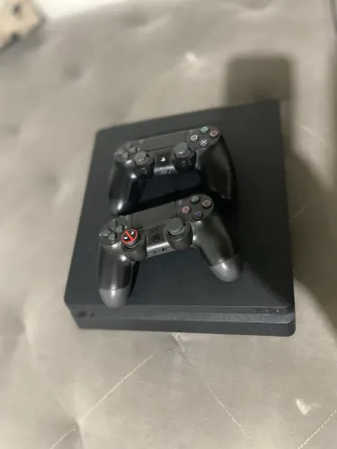 Vendo ps 4 slim 1T dois controle e jogos