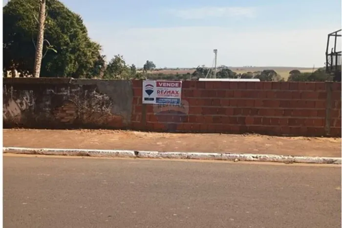 Terreno bem localizado medindo 10x25 totalmente plano