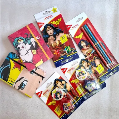 Kit Mulher Maravilha Wonder Woman Agenda Borracha Lápis Cor