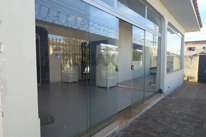 CASA À VENDA COM TERRENO DE 924 m²  CENTRO  ARAGUARI/MG