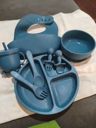Kit de talheres , copo e prato em silicone .