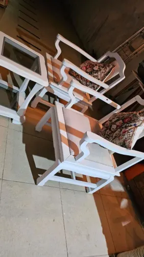 Conjunto 2 cadeiras e 2 mesas de madeira