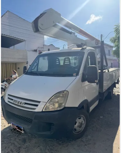 Caminhão Iveco 55c16 ano 2011/2012 cesto aéreo sky 13 metros isolados com 4 patolas.