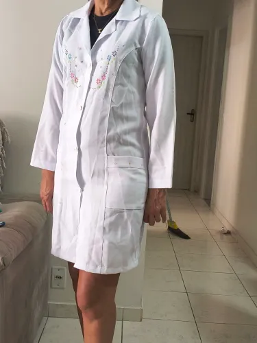 Jaleco feminino branco com bordados Tam 42