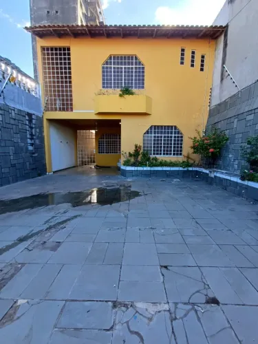 Casa à venda no Adrianópolis - 3 quartos, 2 suítes e 4 vagas