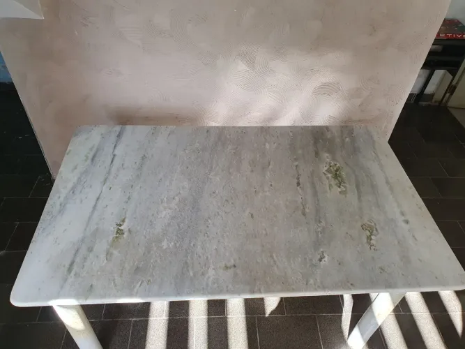 Mesa com pedra de mármore 