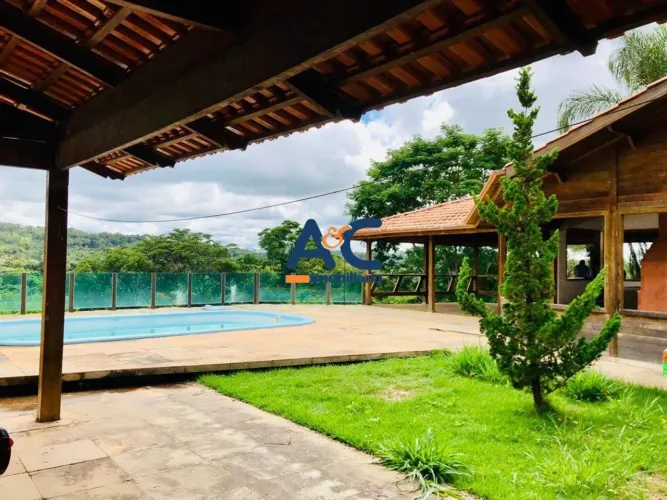 Casa com 4 quartos em Condomínio Fechado