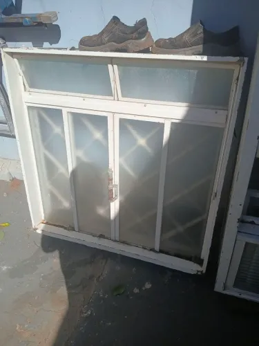 Janela vendo 2 janelas 1 vitro em Bom estado $150,00 cada janela $ 100 reais o vitro