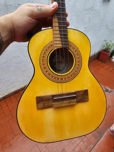 Cavaquinho elétrico $