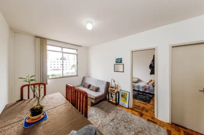 Quarto e sala prático e bem iluminado para venda