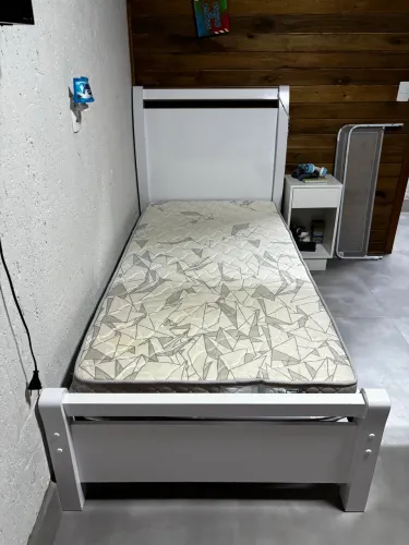 Vendo duas Camas Solteiro com colchão