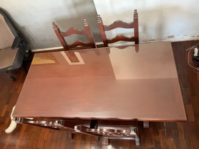 Mesa de madeira maciça antiga com cadeiras