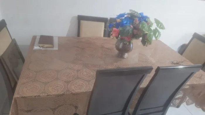 Venda de mesas e cadeiras estou de mudança o valor 700 para vim buscar