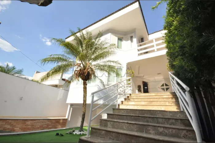 Casa à venda com 345m², 4 quartos sendo 2 suítes, 6 banheiros e 10 vagas de garagens