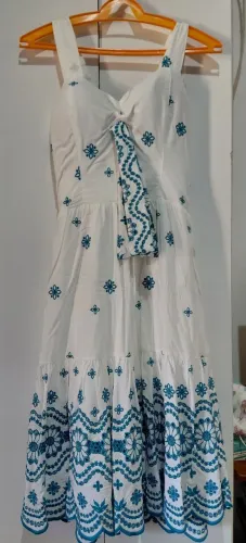 Vendo Vestido branco com detalhes em bordado azul.
